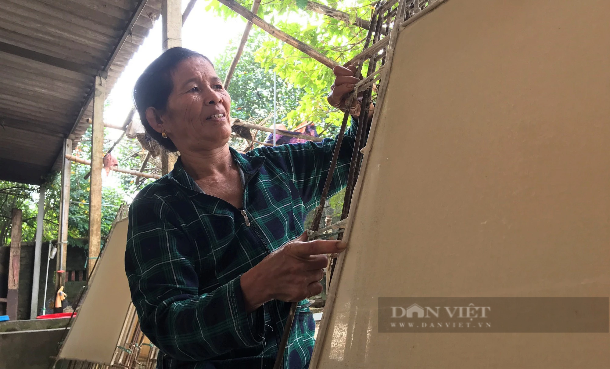 Làng duy nhất ở Nghệ An còn giữ một nghề độc lạ, giã cây lấy nước tráng loại giấy dó mỏng tanh - Ảnh 4.