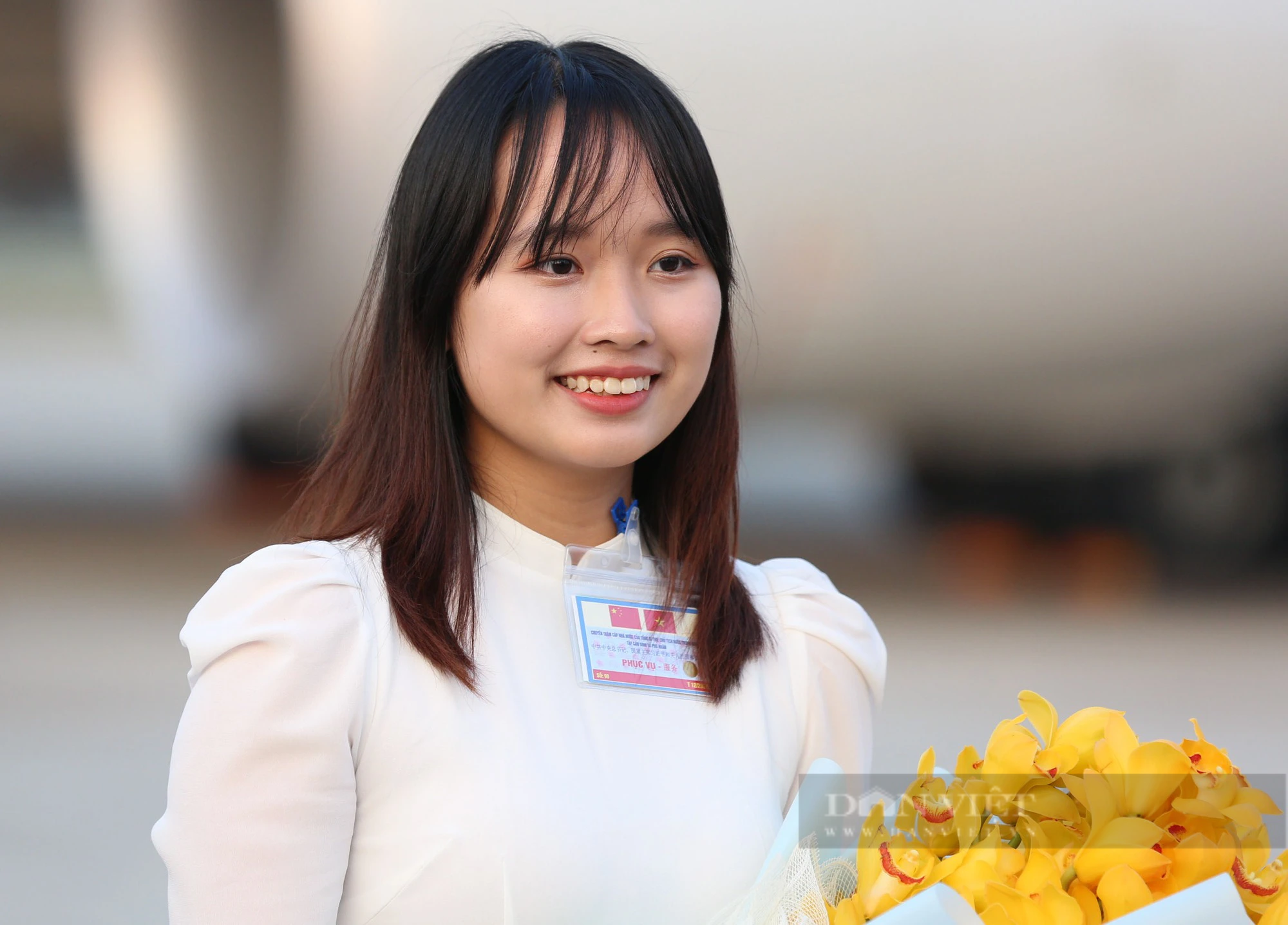 Nhan sắc 2 nữ sinh tặng hoa Tổng bí thư, Chủ tịch nước Trung Quốc Tập Cận Bình và Phu nhân tại Nội Bài - Ảnh 2.