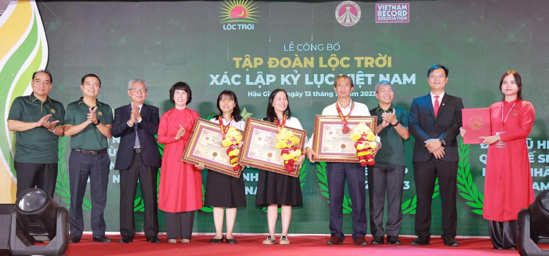 &quot;Ông lớn&quot; lúa gạo lập thêm 3 kỷ lục mới - Ảnh 1.