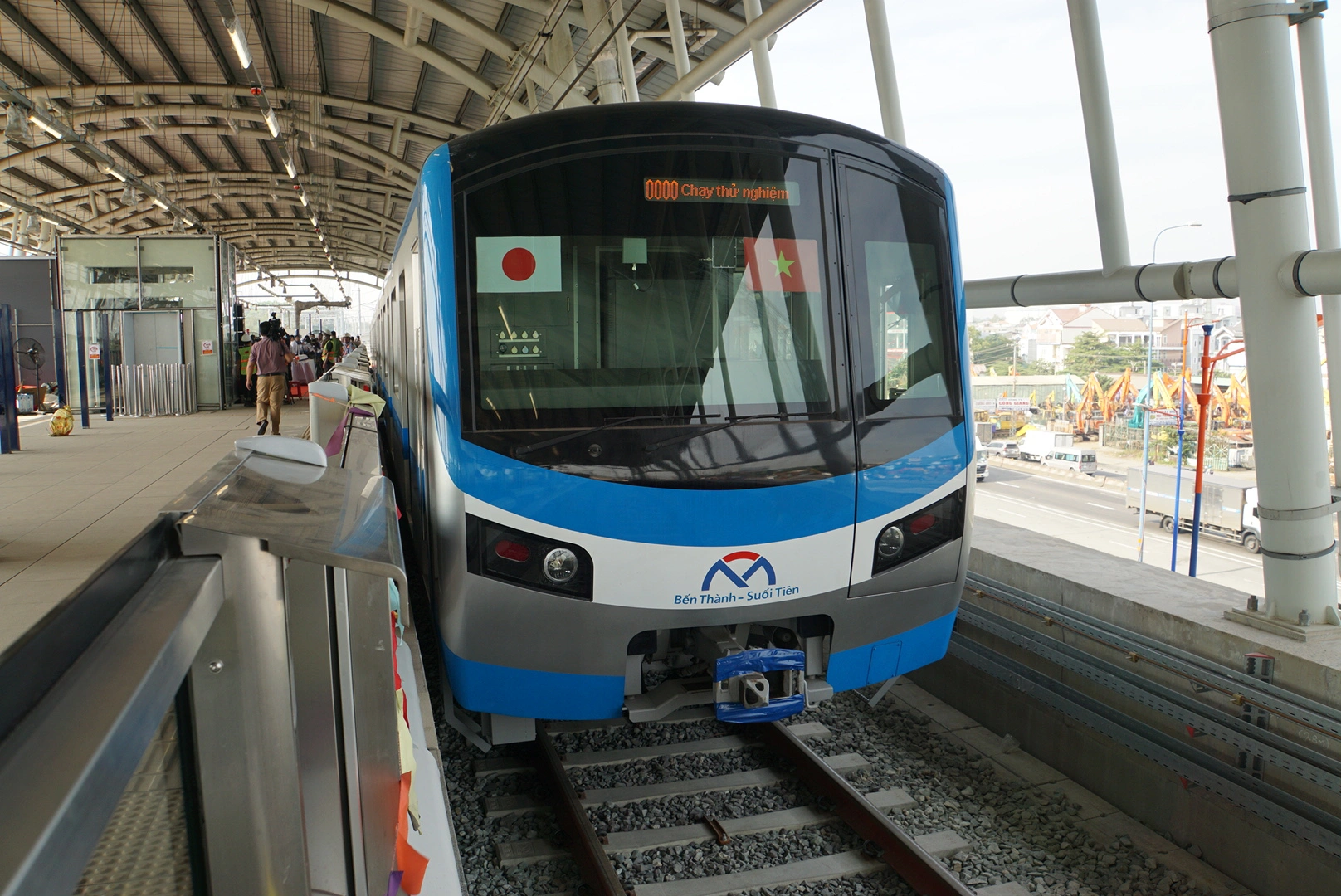 Metro số 1 hoàn thành kết nối cầu các nhà ga, vượt tiến độ 45 ngày - Ảnh 1.