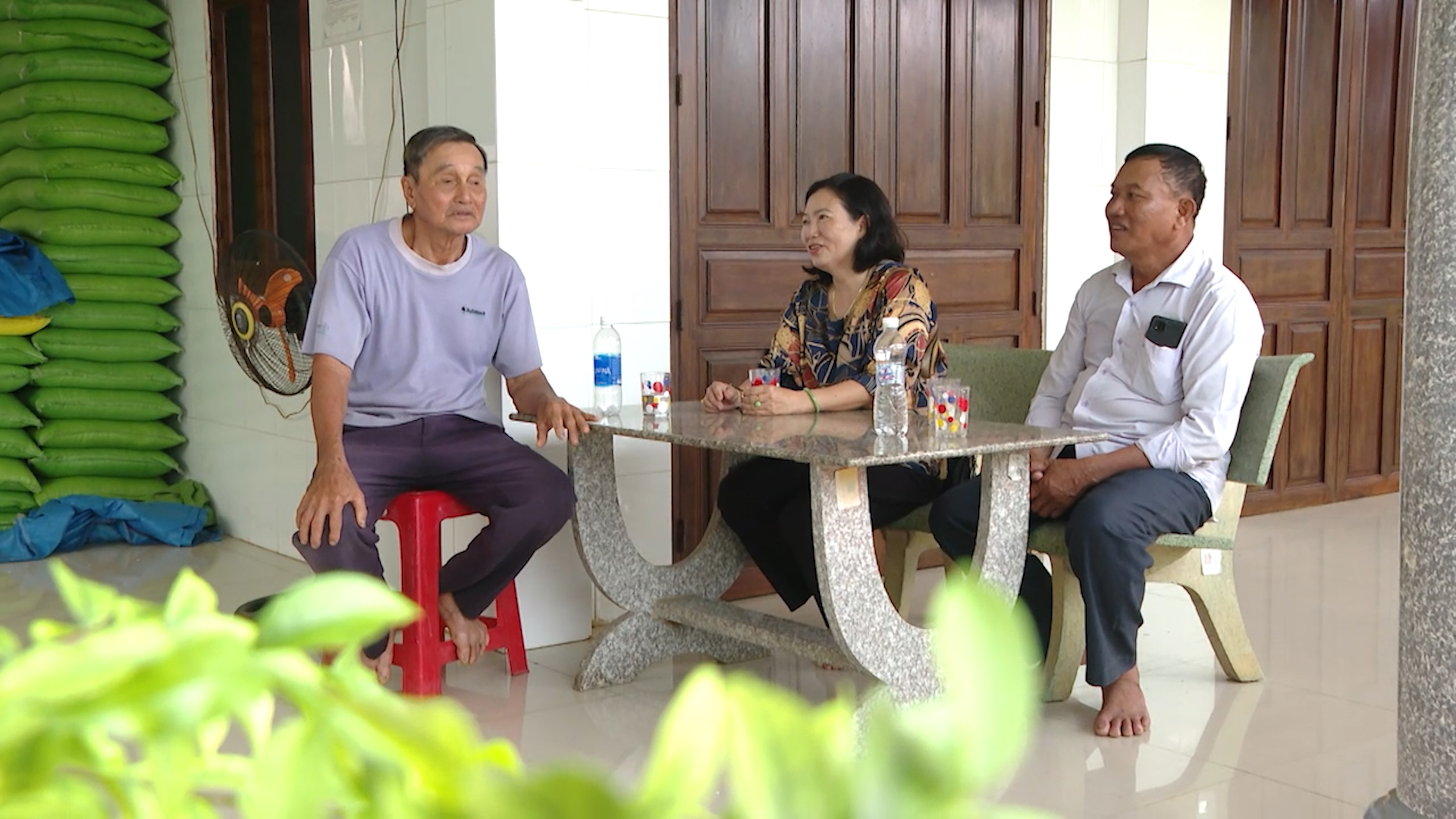 Một nông dân chỉ trồng 147 cây đặc sản ra trái bán đắt tiền, mỗi năm &quot;bỏ túi&quot; 700 triệu - Ảnh 1.