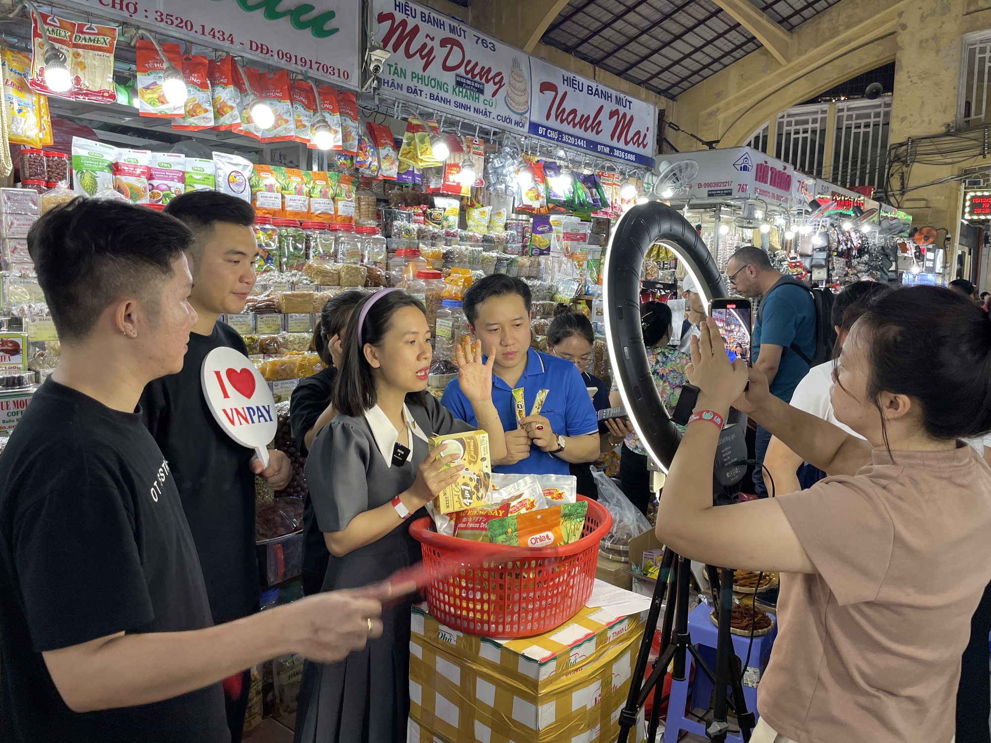 Người ảo livestream bán hàng, chốt đơn cả trăm triệu - Ảnh 2.