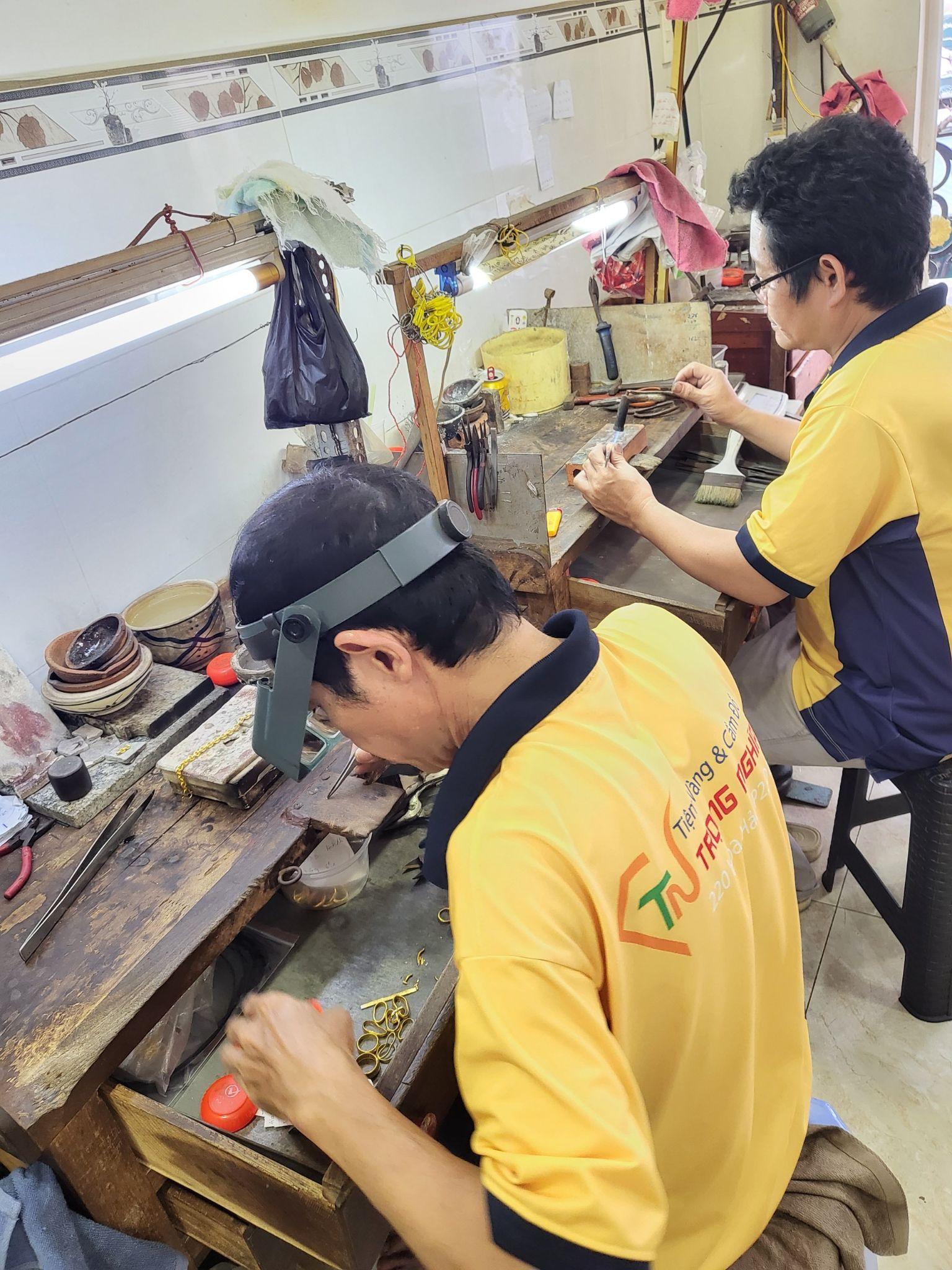 Dịp cuối năm, tiệm vàng Trọng Nghĩa sôi động dù giá vàng tăng cao - Ảnh 2.