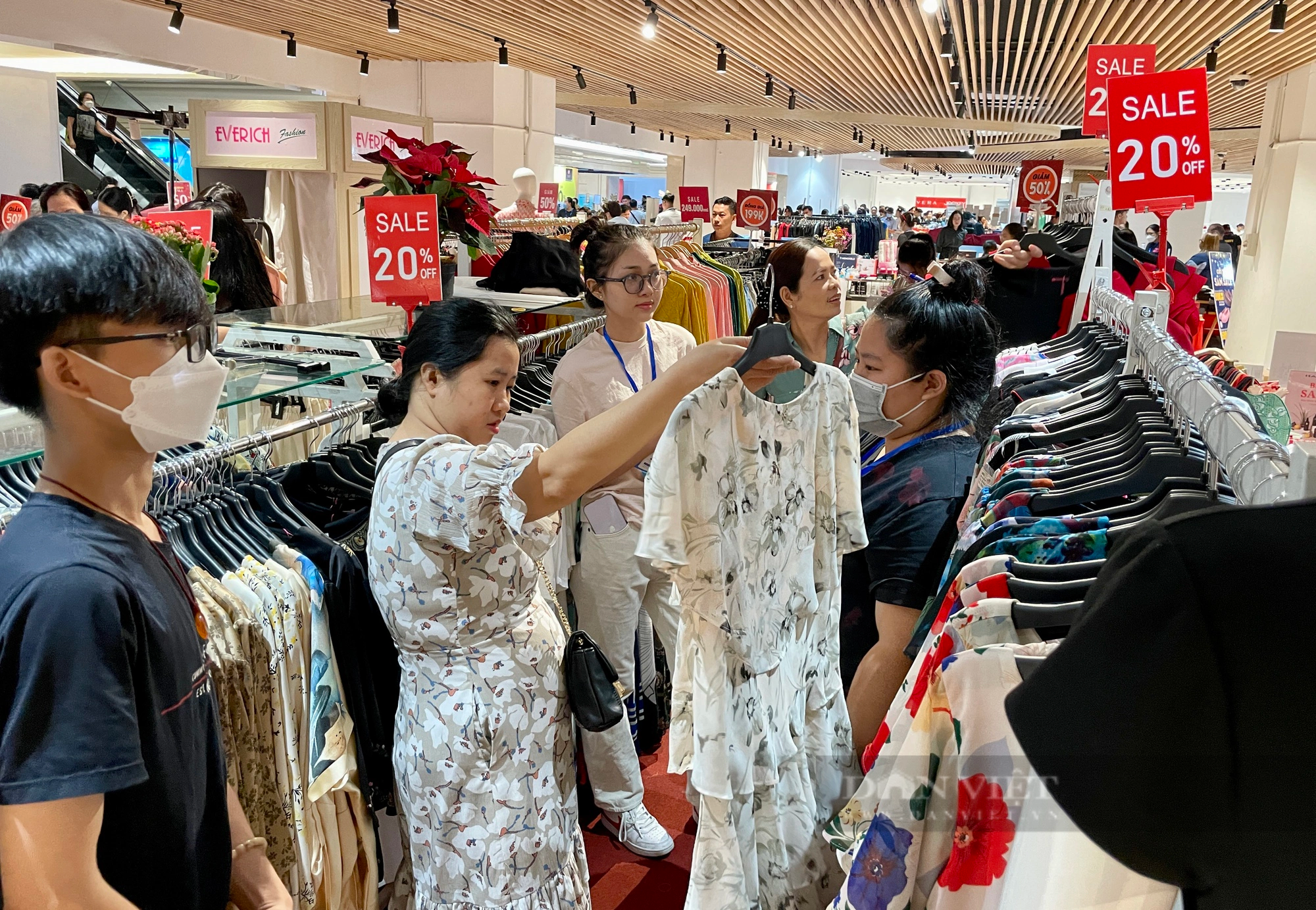 Sự kiện khuyến mãi hàng hiệu đang diễn tại TP.HCM có thực sự hấp dẫn? - Ảnh 3.