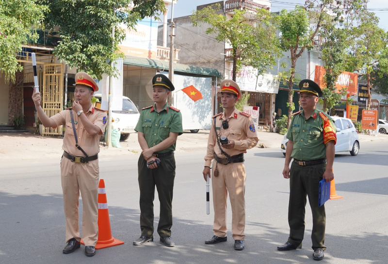 Công an tỉnh Hoà Bình góp phần kéo giảm vi phạm nồng độ cồn - Ảnh 1.