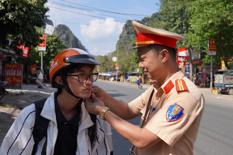 Công an tỉnh Hoà Bình góp phần kéo giảm vi phạm nồng độ cồn - Ảnh 2.