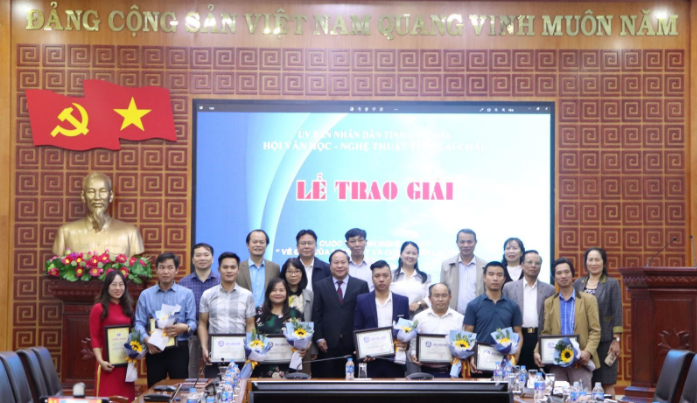 Các tác phẩm đạt giải mang đậm dấu ấn về miền đất và con người Lai Châu - Ảnh 3. Các tác phẩm đạt giải mang đậm dấu ấn về miền đất và con người Lai Châu - Ảnh 3.