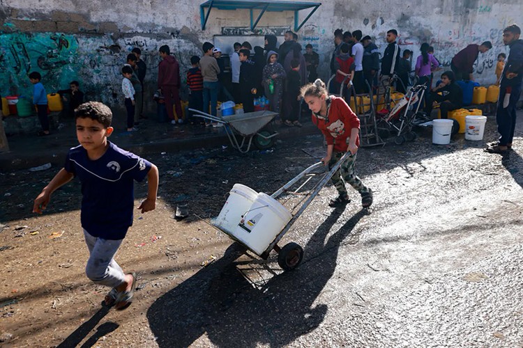 Bệnh dịch lây lan ở Gaza khi hệ thống y tế sụp đổ - Ảnh 13.