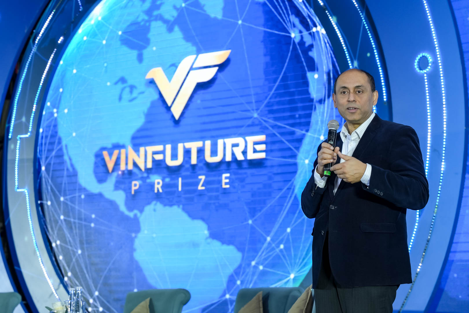 GS. Soumitra Dutta - Hiệu trưởng Trường Kinh doanh Saïd thuộc Đại học Oxford (Vương quốc Anh), thành viên Hội đồng Giải thưởng VinFuture, đồng thời là chủ tọa của tọa đàm trong cuộc thảo luận về năng lượng xanh, giao thông xanh.