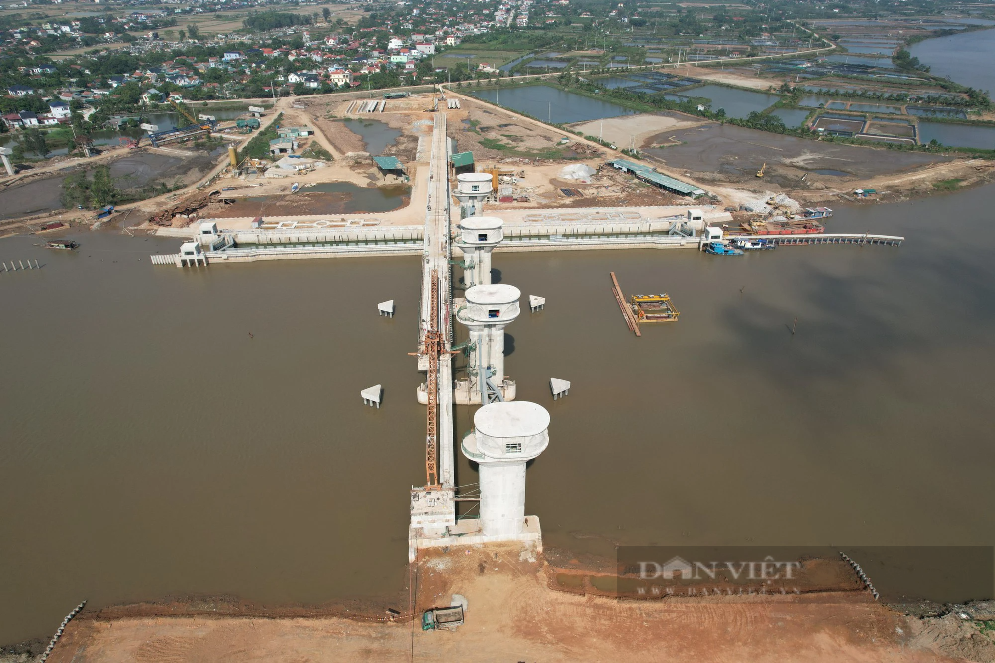 Cận cảnh cống thuỷ lợi ngăn mặn, giữ ngọt 1.600 tỷ đồng lớn nhất miền Trung - Ảnh 6.