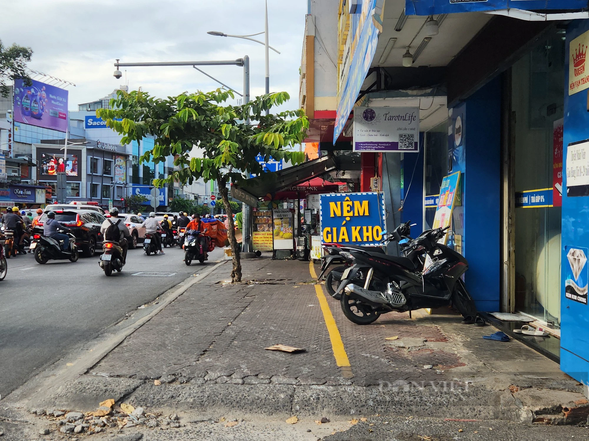 Những vạch kẻ phân chia vỉa hè cho thuê kinh doanh đầu tiên ở TP.HCM - Ảnh 3.