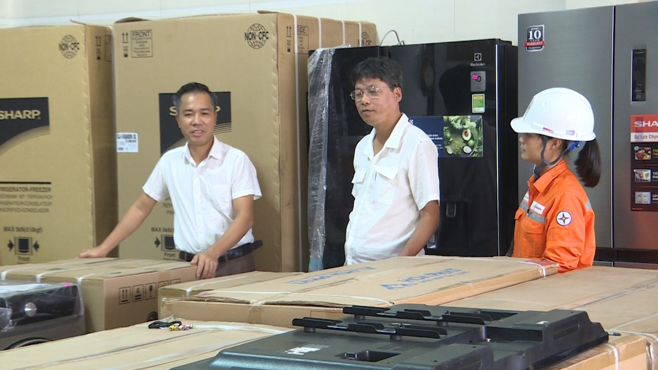 Công ty Điện lực Phú Thọ đưa ánh sáng về nông thôn - Ảnh 1. Công ty Điện lực Phú Thọ đưa ánh sáng về nông thôn - Ảnh 1.
