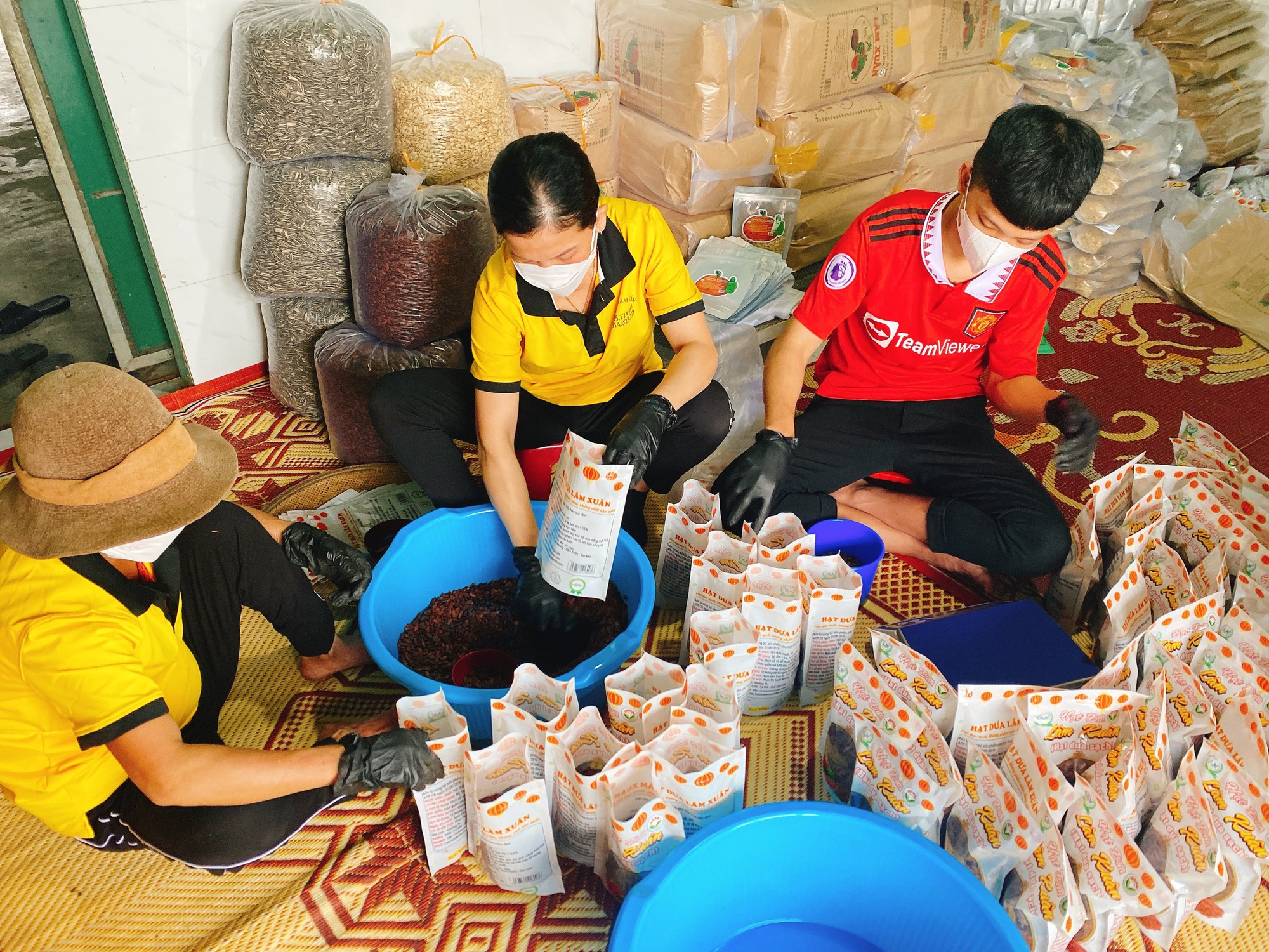 Cô gái Quảng Trị thu nhập khá nhờ sản xuất loại hạt nhỏ bằng đầu đũa, ai cũng ăn vào dịp Tết - Ảnh 2.