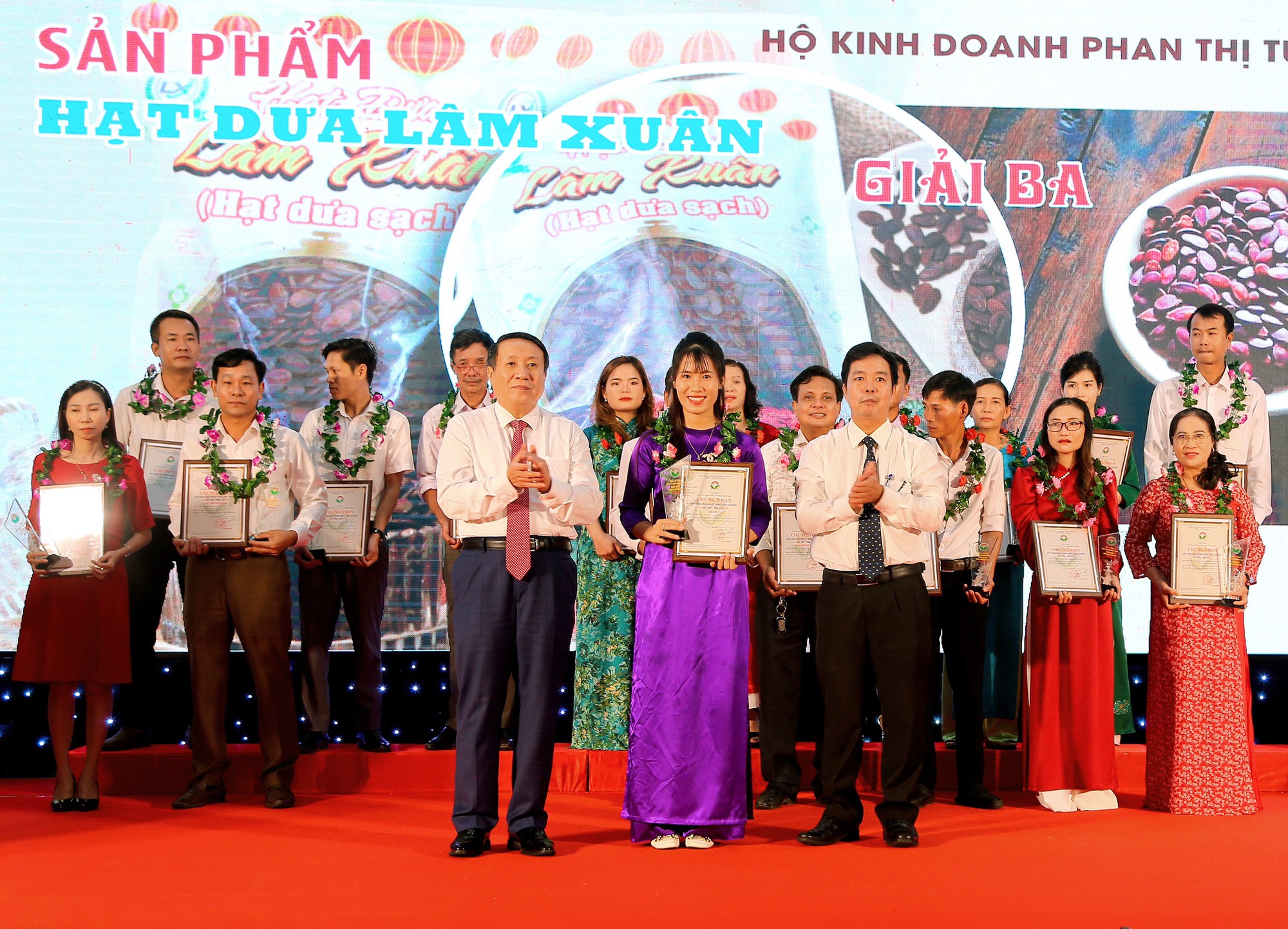 Cô gái Quảng Trị thu nhập khá nhờ sản xuất loại hạt nhỏ bằng đầu đũa, ai cũng ăn vào dịp Tết - Ảnh 1.