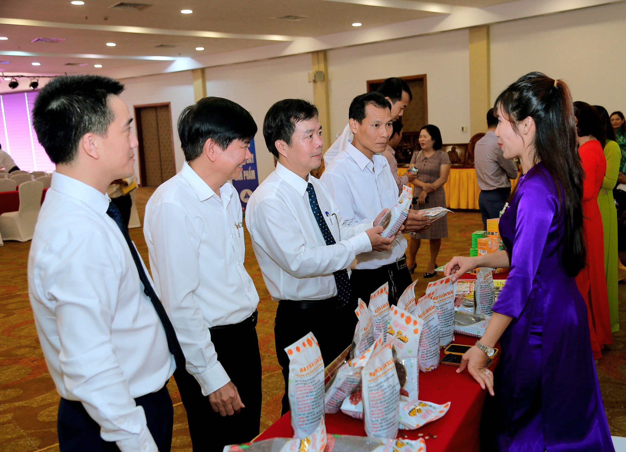 Cô gái Quảng Trị thu nhập khá nhờ sản xuất loại hạt nhỏ bằng đầu đũa, ai cũng ăn vào dịp Tết - Ảnh 4.