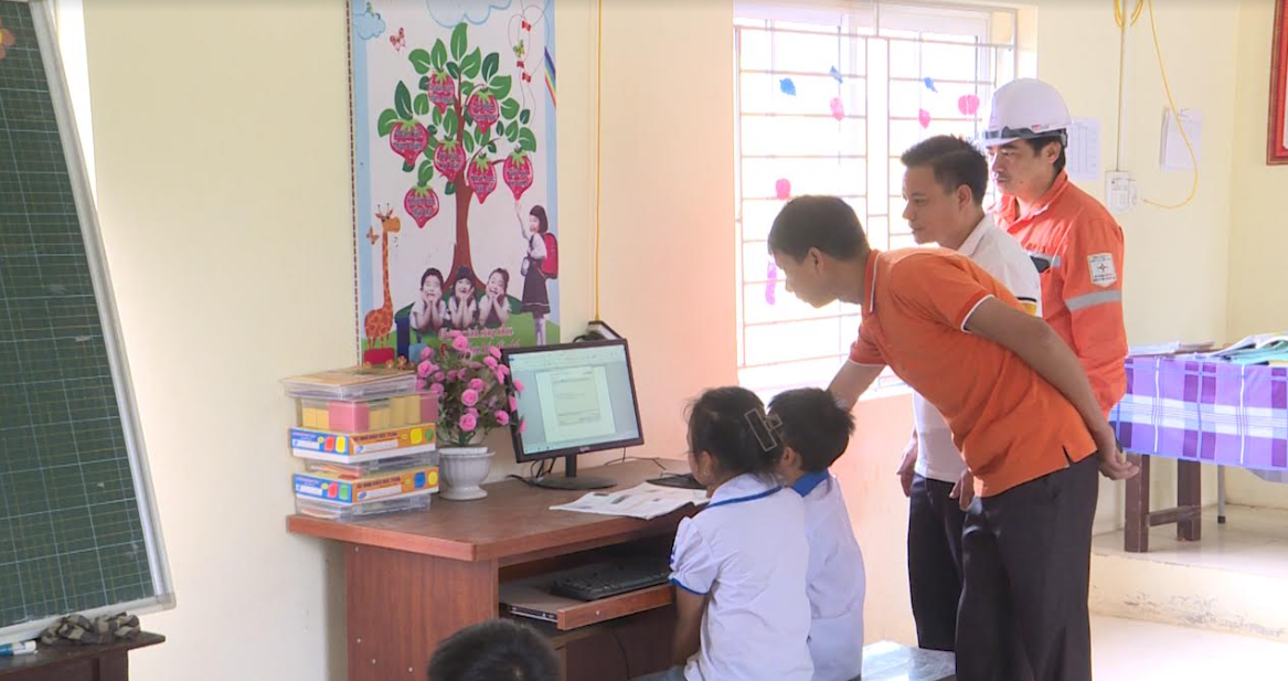 Công ty Điện lực Phú Thọ đưa ánh sáng về nông thôn - Ảnh 3. Công ty Điện lực Phú Thọ đưa ánh sáng về nông thôn - Ảnh 3.