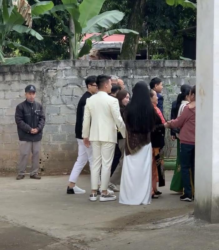 Quang Hải bảnh bao, lái xế hộp sang nhà Chu Thanh Huyền trong ngày dạm ngõ - Ảnh 5.