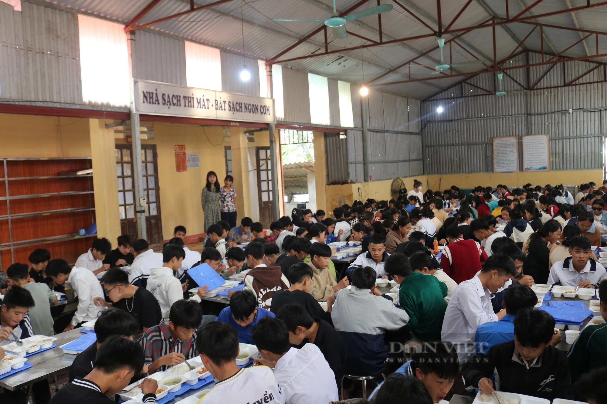 Sau vụ 11 học sinh ăn 2 gói mì tôm chan cơm ở Lào Cai: Sẽ triển khai lắp camera giám sát nấu ăn  - Ảnh 1.