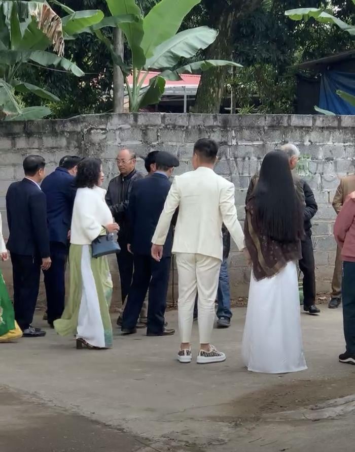 Quang Hải bảnh bao, lái xế hộp sang nhà Chu Thanh Huyền trong ngày dạm ngõ - Ảnh 6.