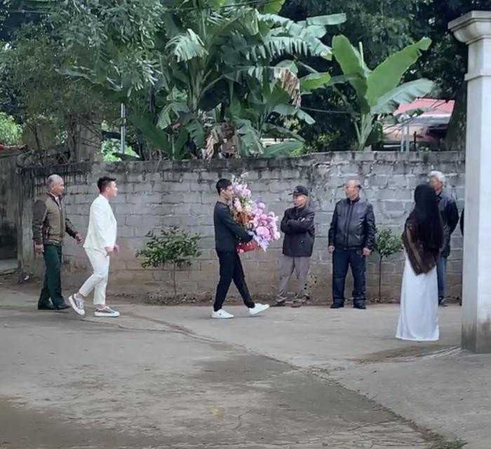 Quang Hải bảnh bao, lái xế hộp sang nhà Chu Thanh Huyền trong ngày dạm ngõ - Ảnh 3.