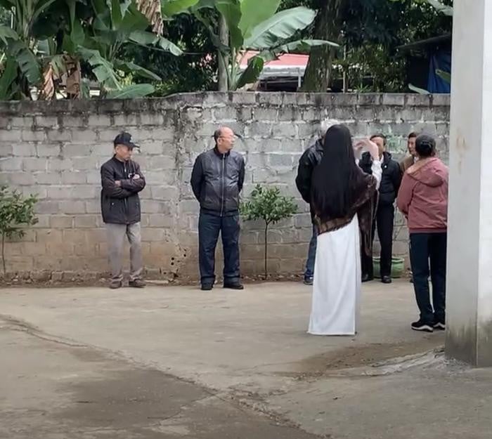 Quang Hải bảnh bao, lái xế hộp sang nhà Chu Thanh Huyền trong ngày dạm ngõ - Ảnh 4.