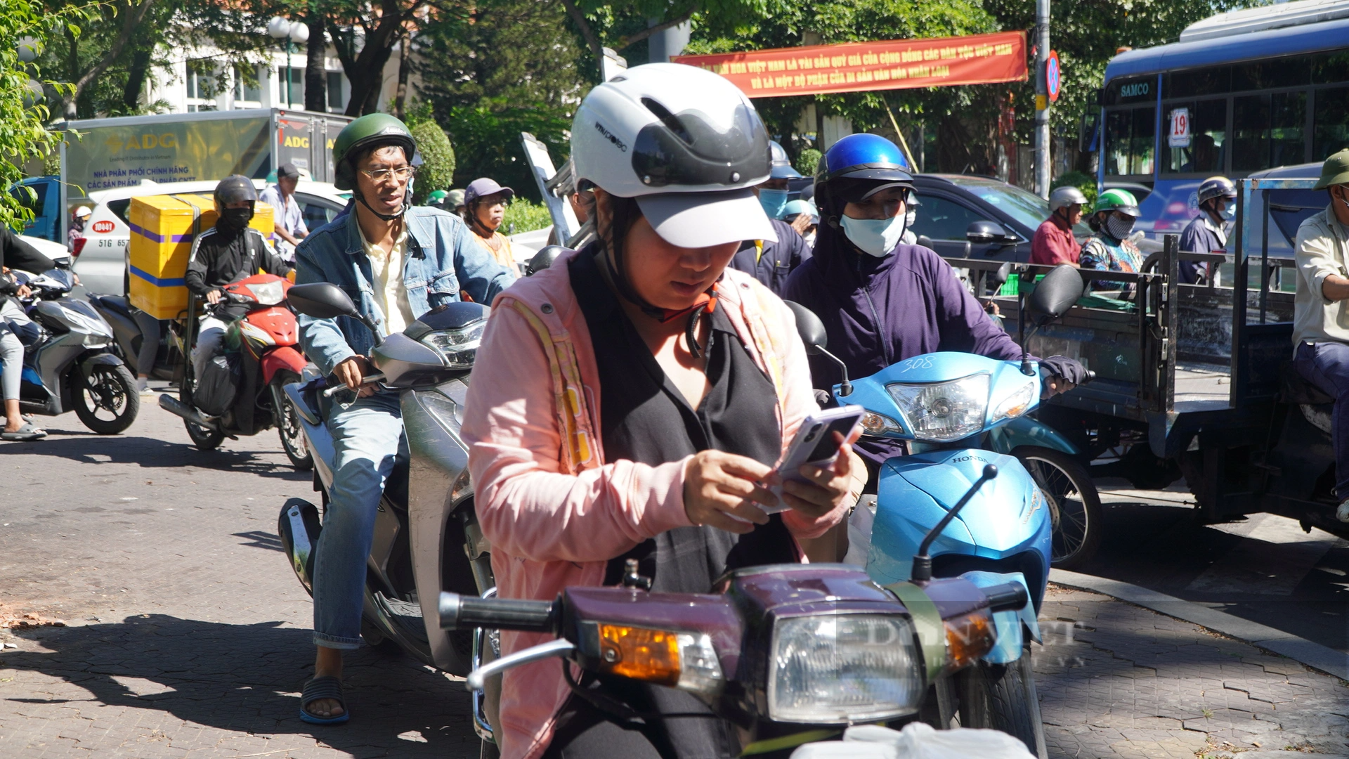 Đang ùn ứ nặng nề giao thông ở trung tâm TP.HCM, nhiều tuyến đường không “lối thoát” - Ảnh 3.