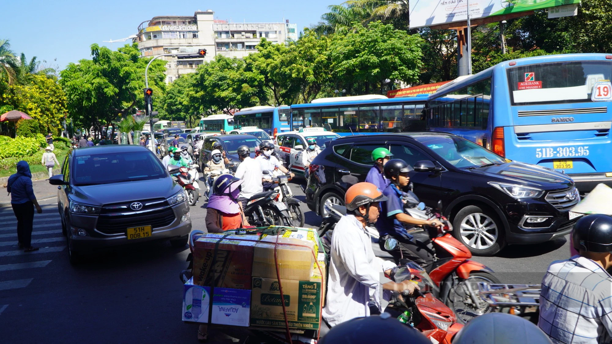 Đang ùn ứ nặng nề giao thông ở trung tâm TP.HCM, nhiều tuyến đường không “lối thoát” - Ảnh 5.
