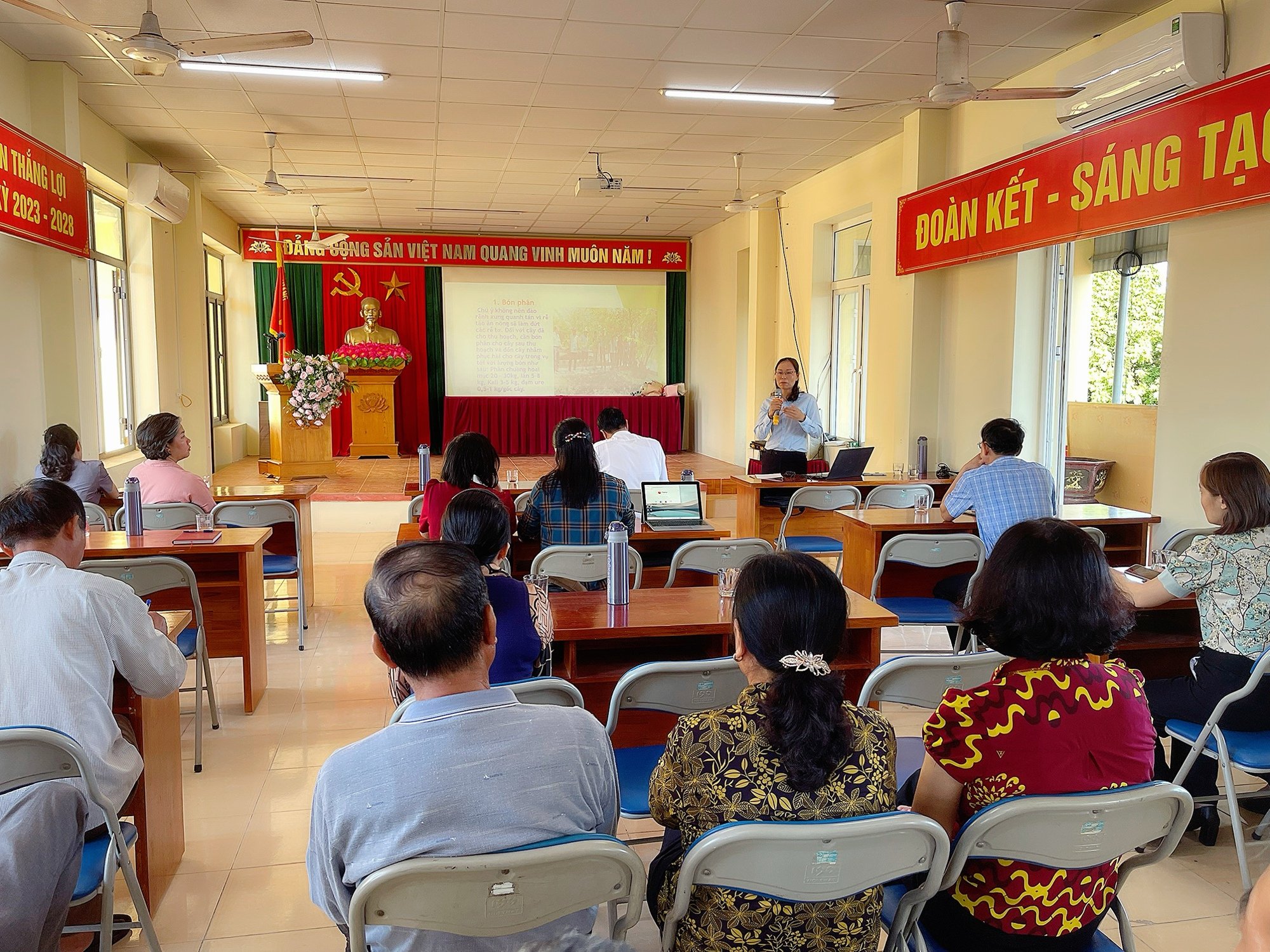 Hội Nông dân Hải Phòng: Bàn giao vật tư nông nghiệp cho mô hình trồng táo Bàng La - Ảnh 3.