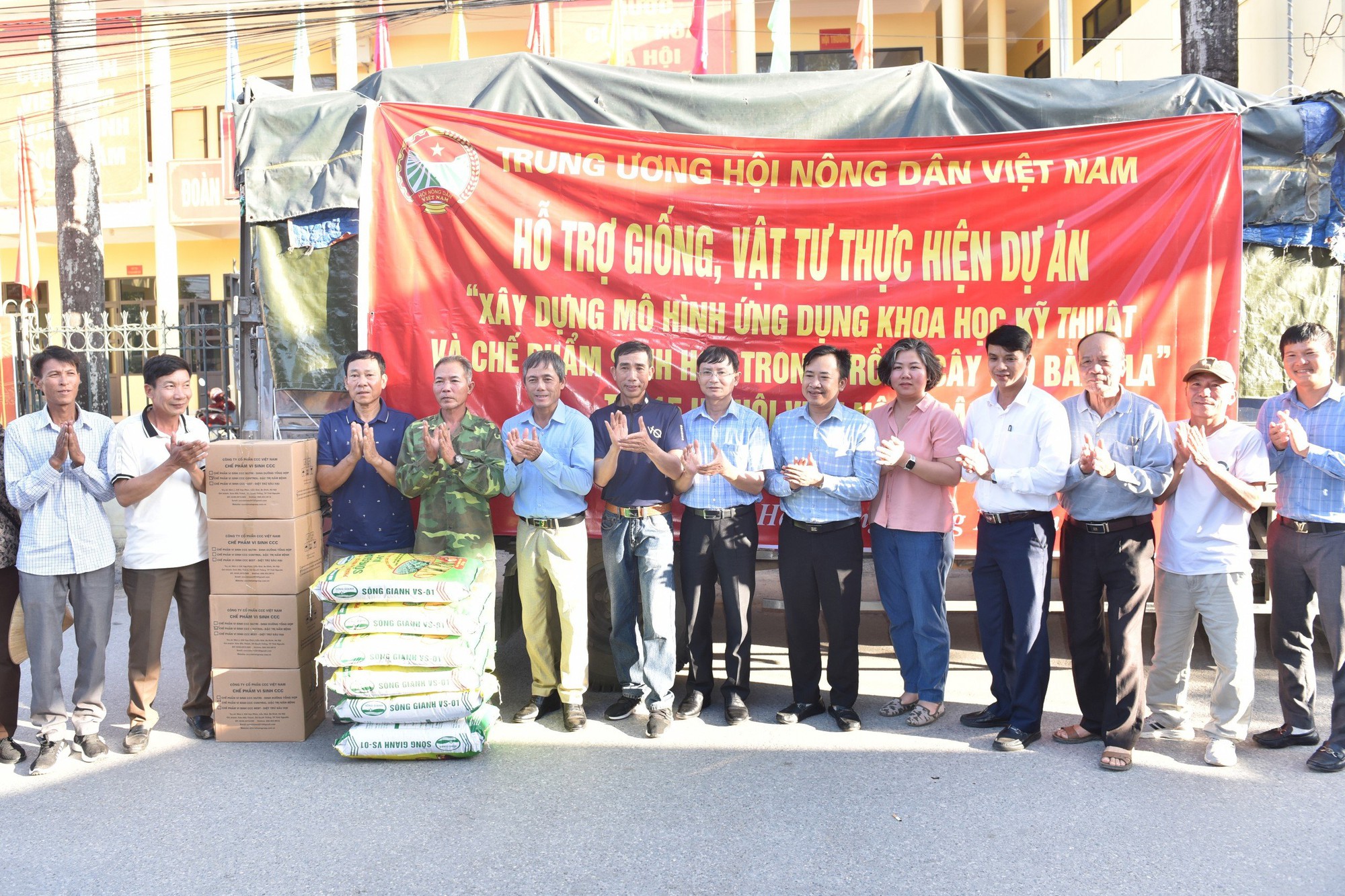 Hội Nông dân Hải Phòng: Bàn giao vật tư nông nghiệp cho mô hình trồng táo Bàng La - Ảnh 4.