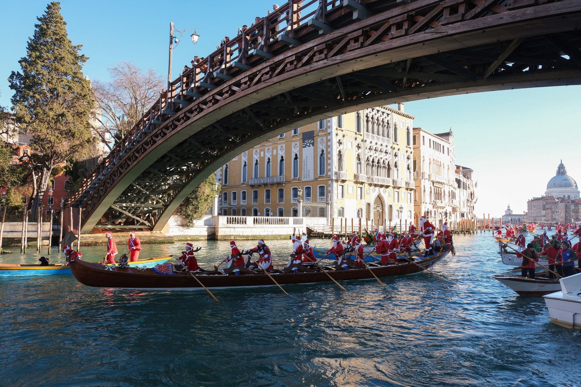 Độc lạ cảnh ông già Noel bỏ xe trượt tuyết, dùng thuyền để đua ở thành Venice- Ảnh 5.