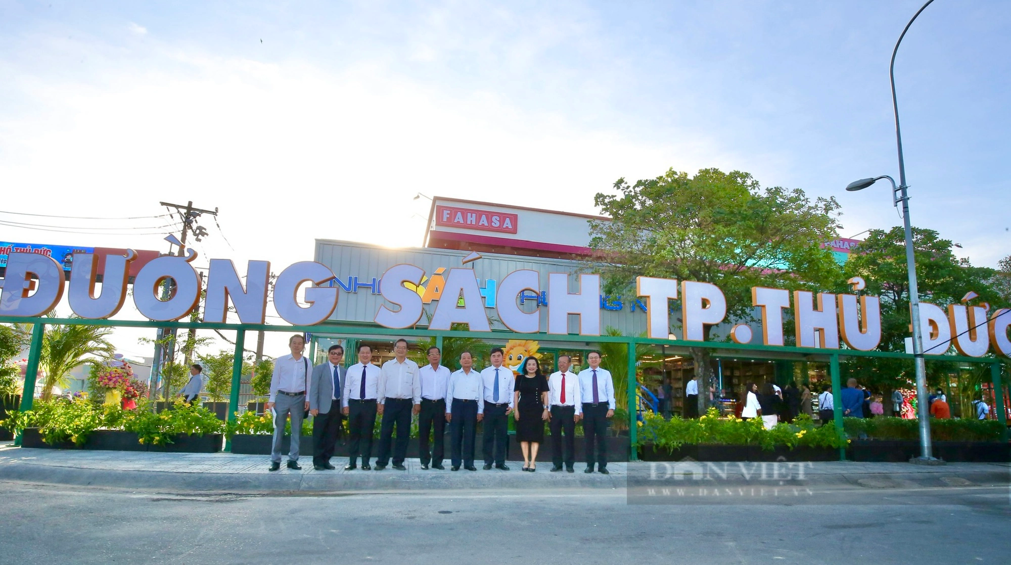 Người dân thoả thích đọc sách miễn phí tại Đường sách TP Thủ Đức - Ảnh 2.