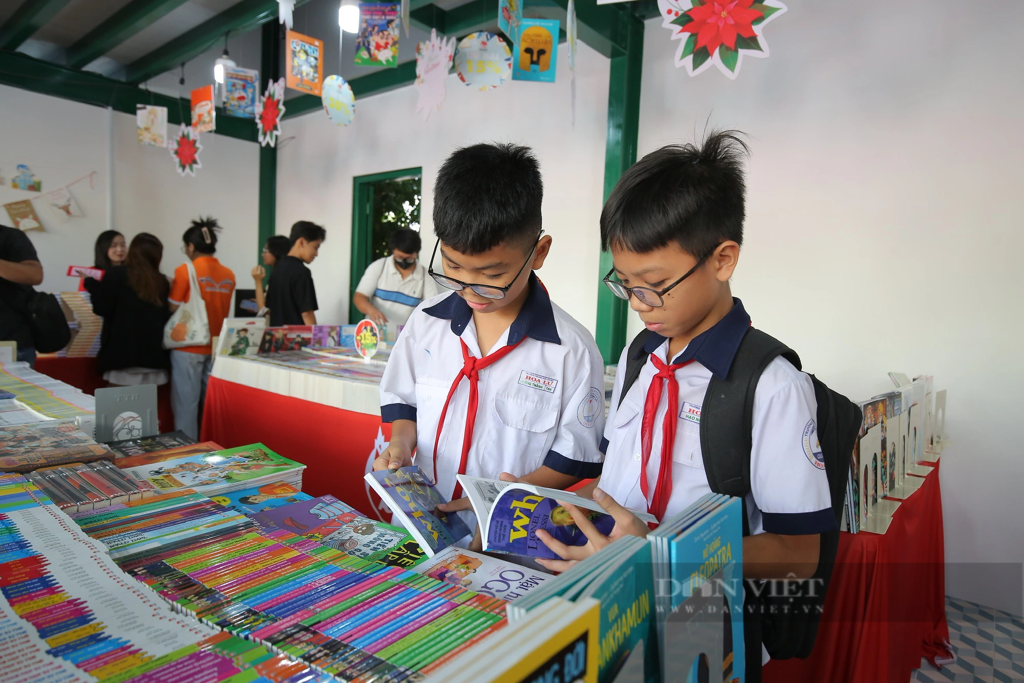 Người dân thoả thích đọc sách miễn phí tại Đường sách TP Thủ Đức - Ảnh 7.