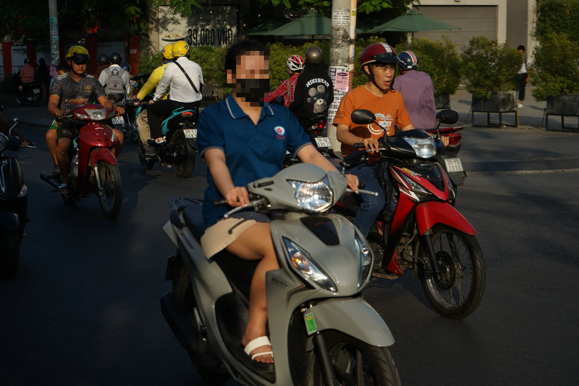 Đưa nội dung bảo đảm an toàn giao thông là tiêu chí đánh giá thi đua, khuyến khích học sinh đi lại bằng xe buýt- Ảnh 2.