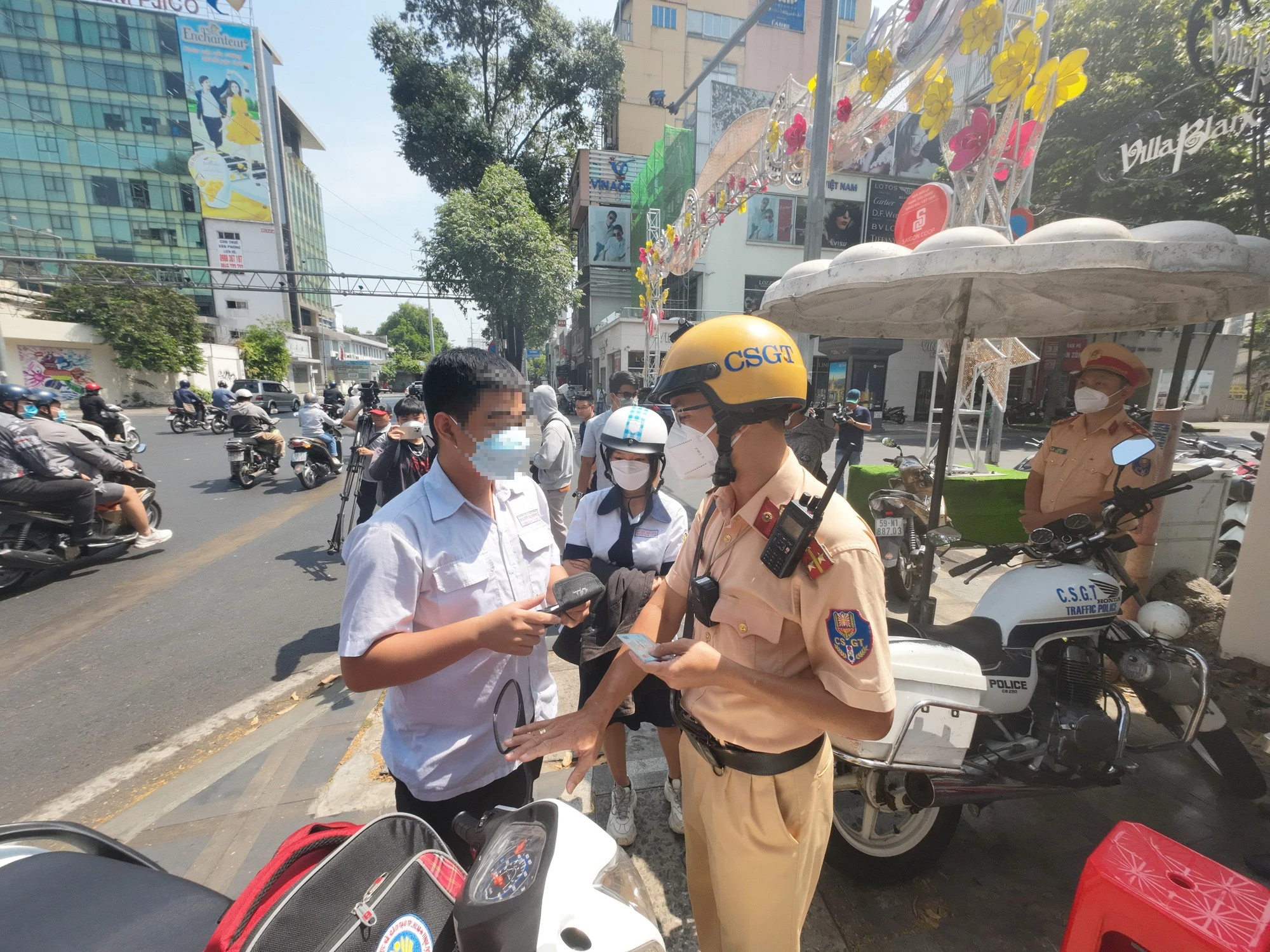 Đưa nội dung bảo đảm an toàn giao thông là tiêu chí đánh giá thi đua, khuyến khích học sinh đi lại bằng xe buýt- Ảnh 3.