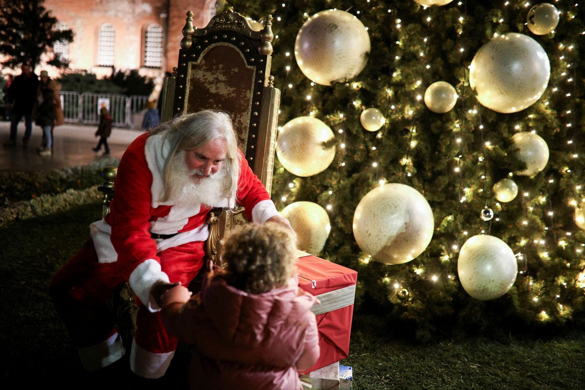 Mùa Giáng sinh năm nay, các ông già Noel trên khắp thế giới đang làm gì? - Ảnh 8.