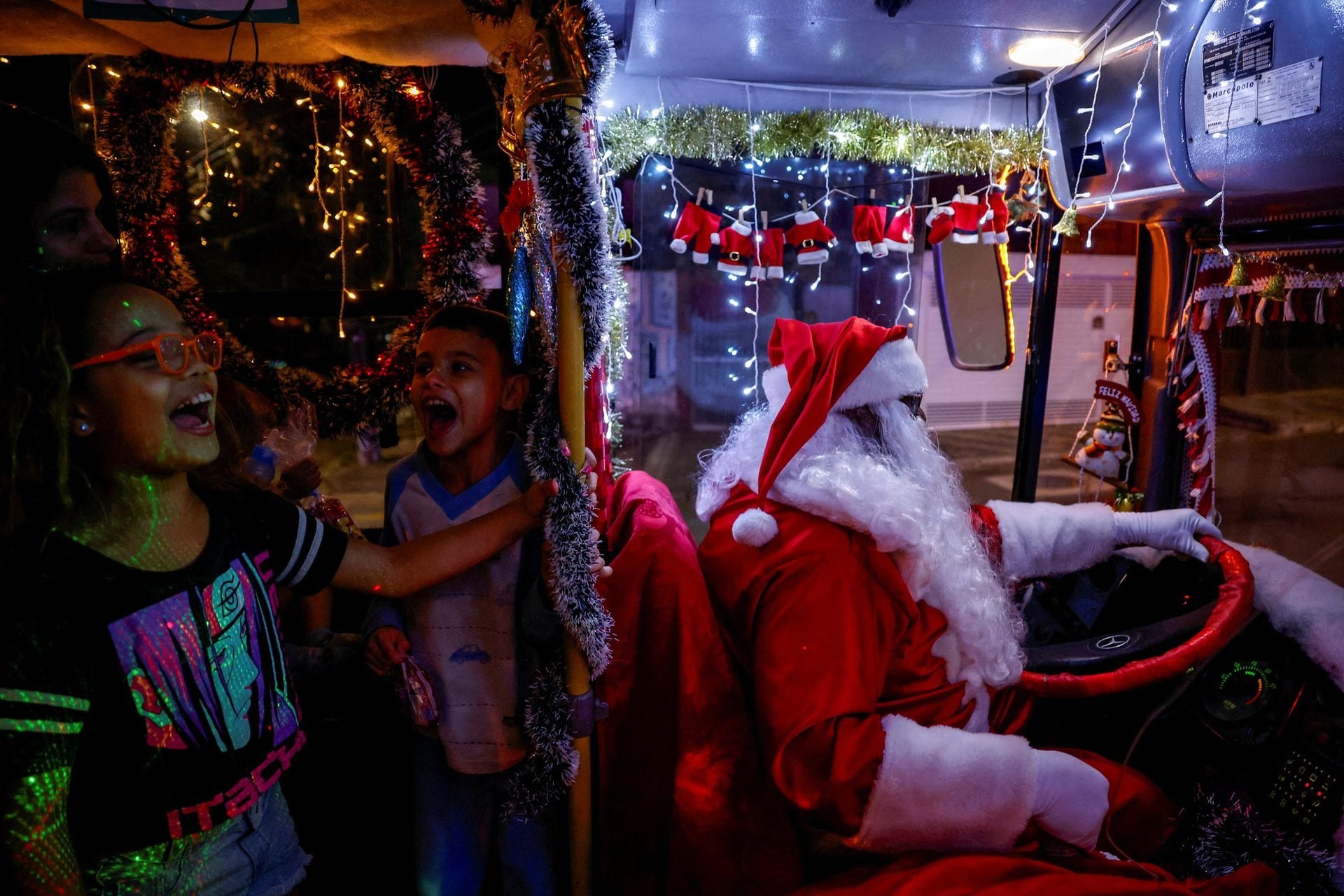 Mùa Giáng sinh năm nay, các ông già Noel trên khắp thế giới đang làm gì? - Ảnh 10.