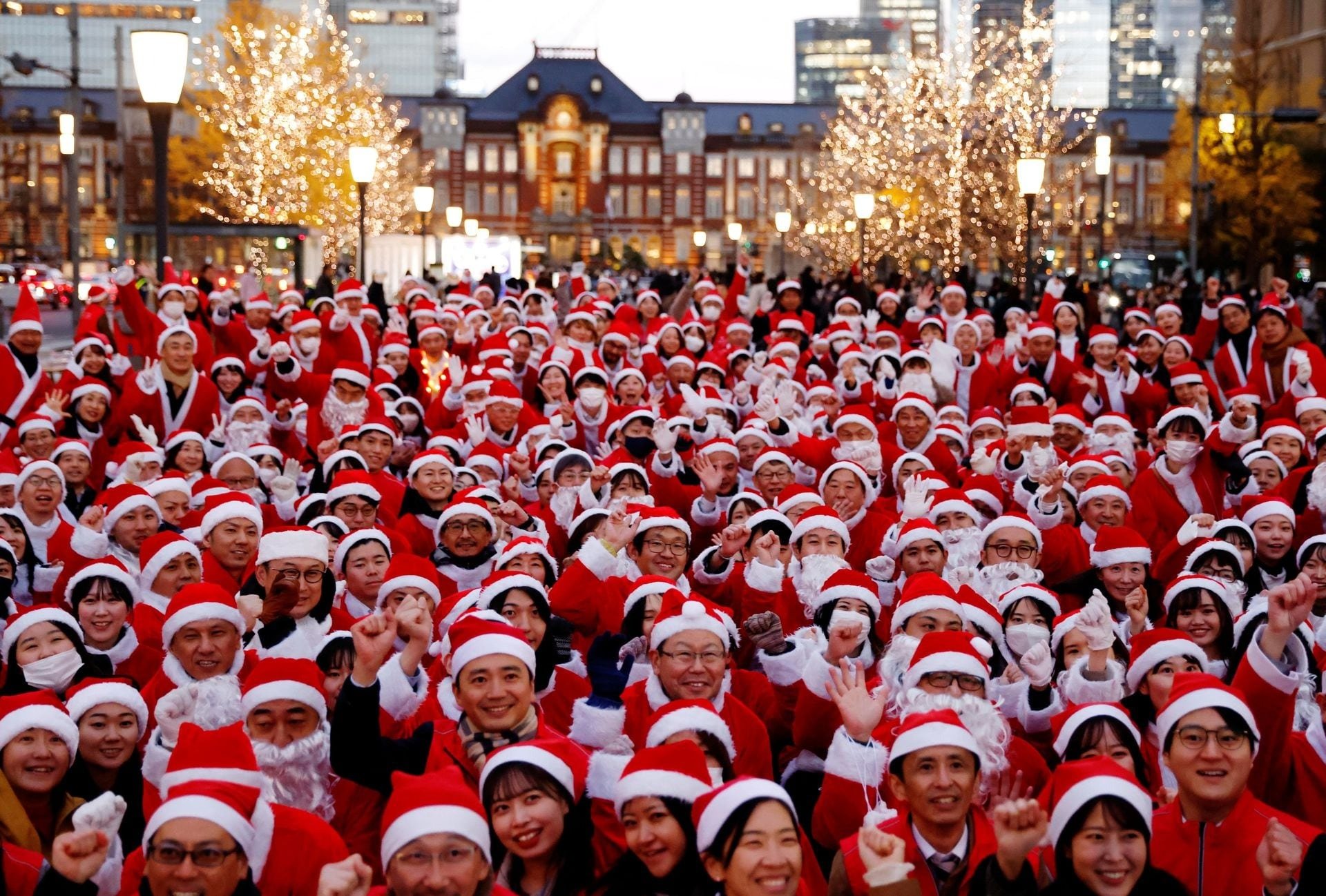 Mùa Giáng sinh năm nay, các ông già Noel trên khắp thế giới đang làm gì? - Ảnh 12.