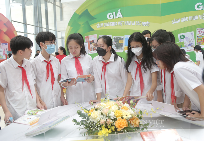 Thủ tướng yêu cầu Bộ GDĐT đề xuất phương án tổ chức biên soạn một bộ sách giáo khoa - Ảnh 1.