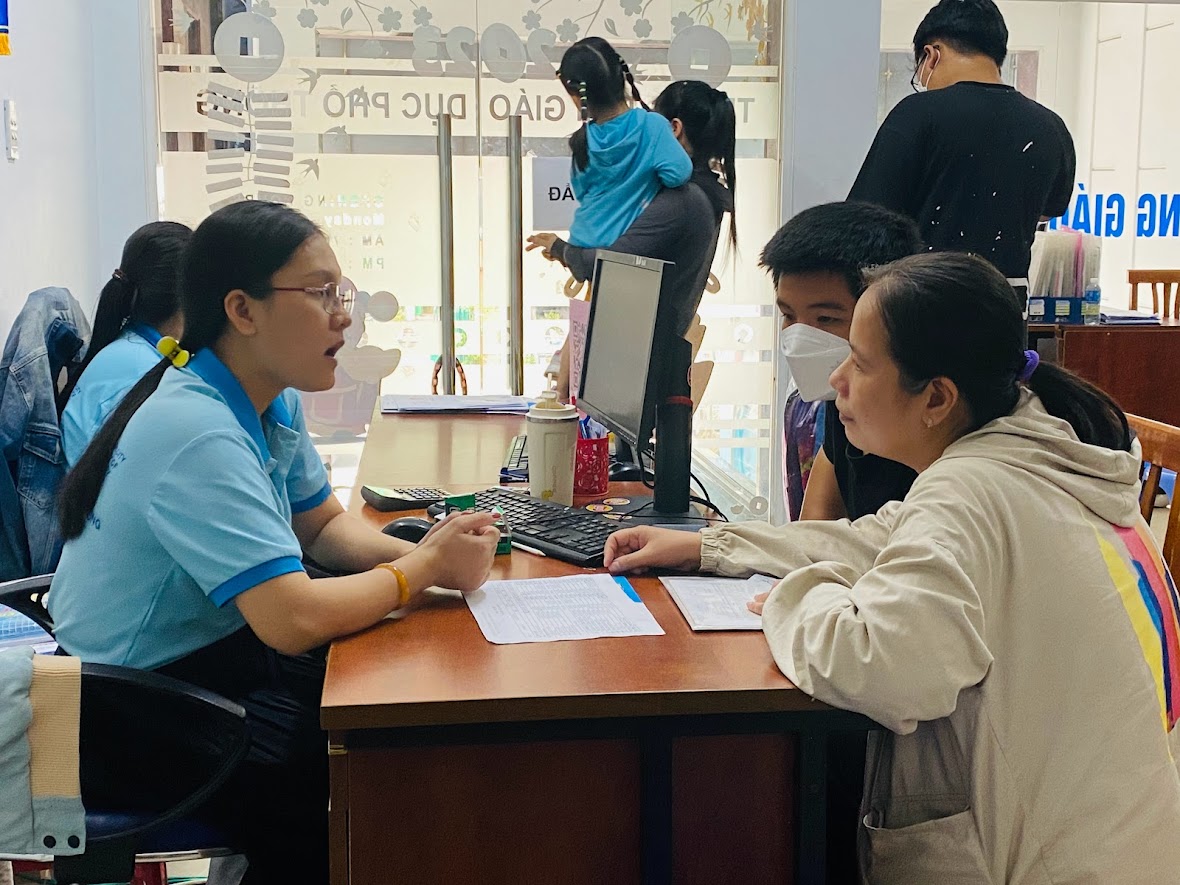 Phụ huynh &quot;điên người&quot; với phí thanh toán tiền qua app mỗi tháng - Ảnh 1.