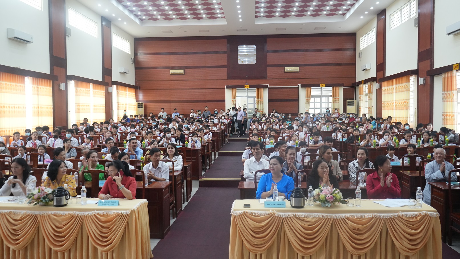 Hàng trăm học sinh đặc biệt khó khăn tại Bình Dương được hỗ trợ, nâng bước tới trường dịp cuối năm - Ảnh 4.