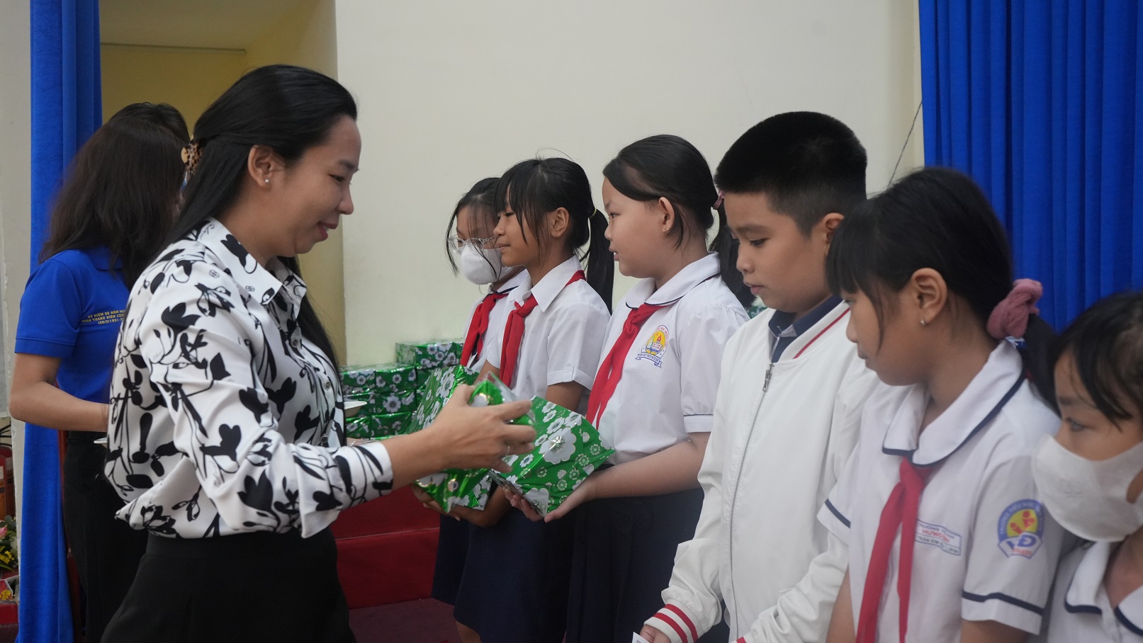 Hàng trăm học sinh đặc biệt khó khăn tại Bình Dương được hỗ trợ, nâng bước tới trường dịp cuối năm - Ảnh 6.