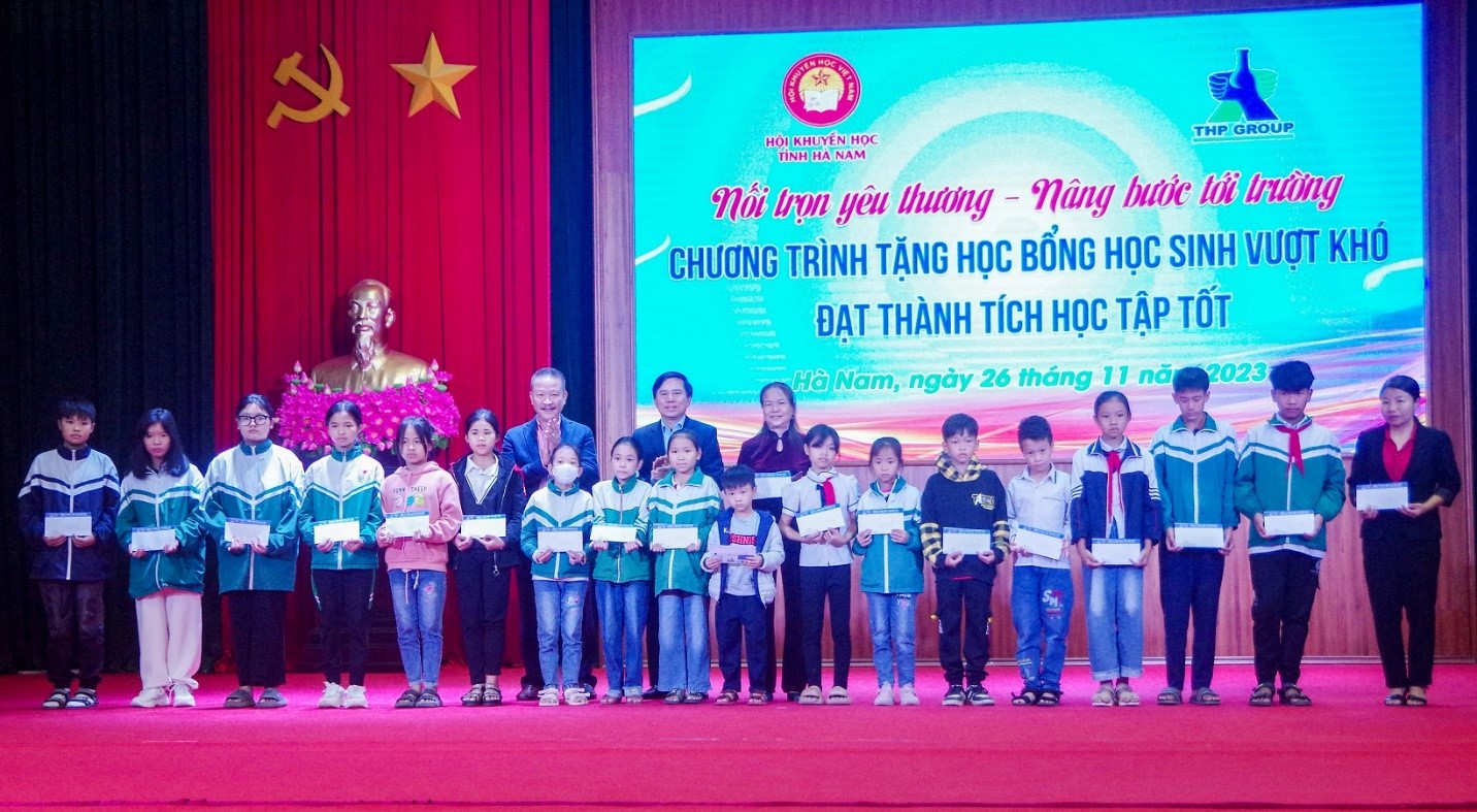 Hàng trăm học sinh đặc biệt khó khăn tại Bình Dương được nâng bước tới trường dịp cuối năm - Ảnh 7.