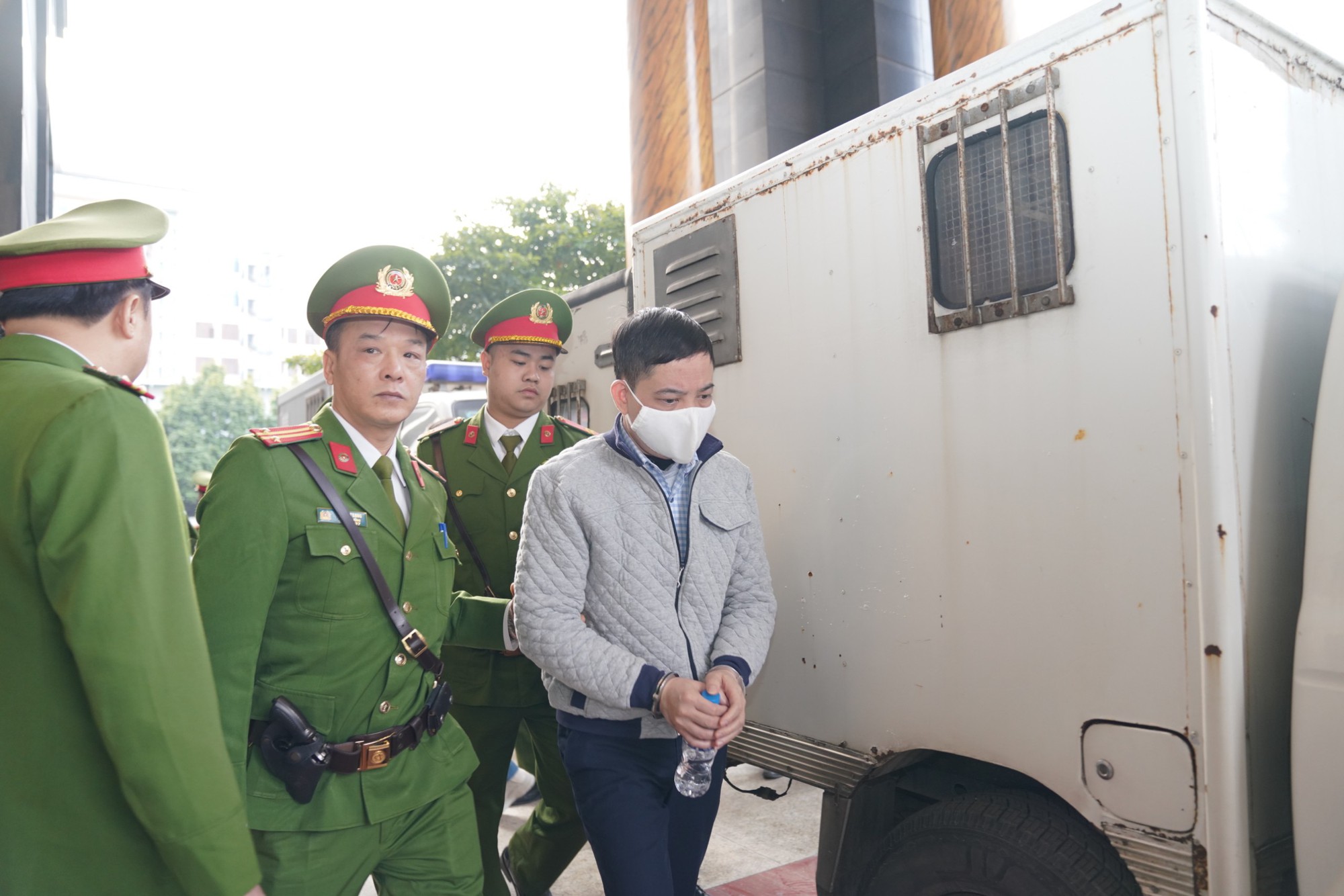 Cựu Cục trưởng kéo mũ, sếp doanh nghiệp dùng giấy che mặt tránh ống kính - Ảnh 5.