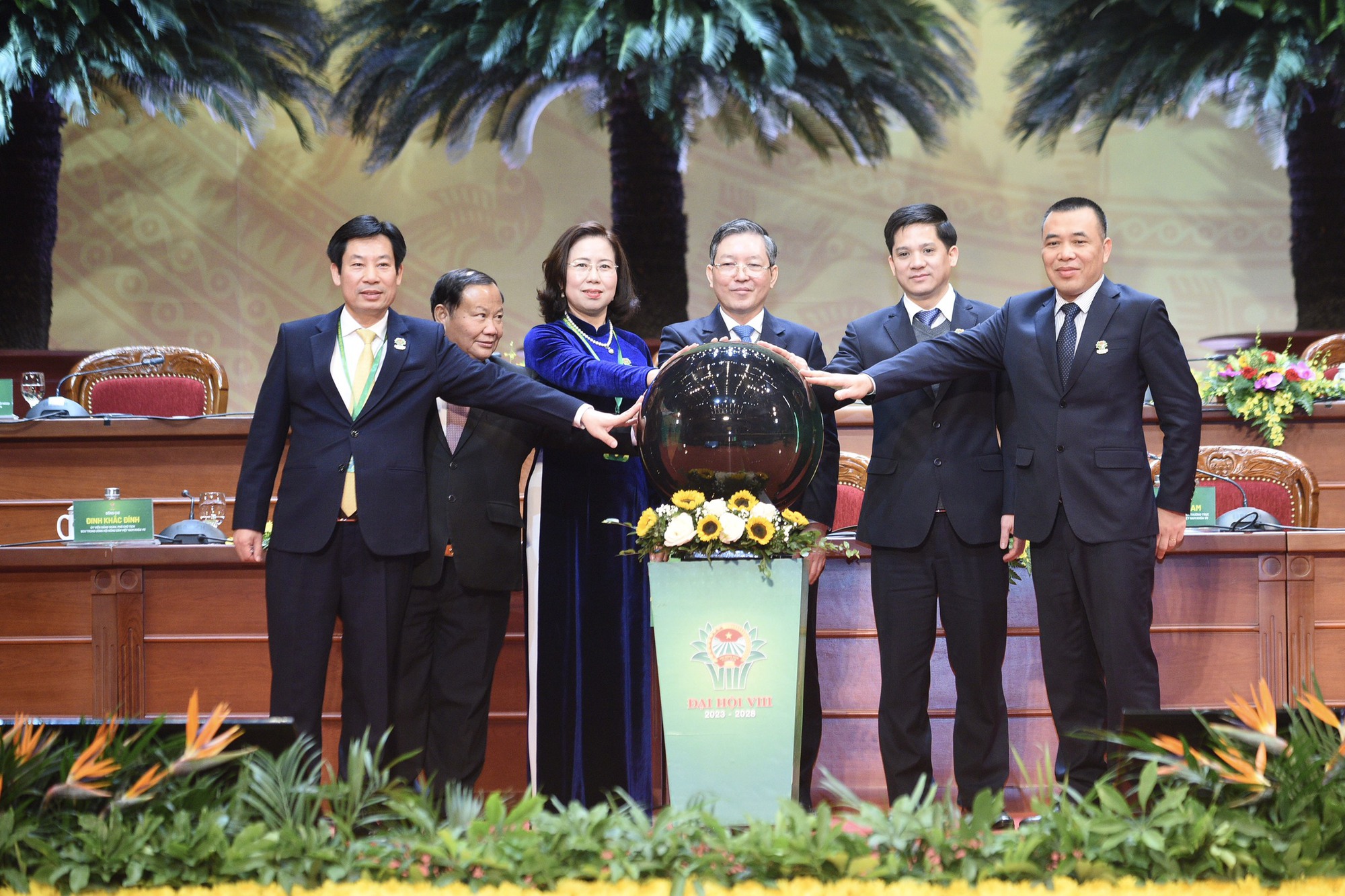 Khai mạc ngày làm việc thứ nhất Đại hội đại biểu toàn quốc Hội Nông dân Việt Nam lần thứ VIII- Ảnh 1.