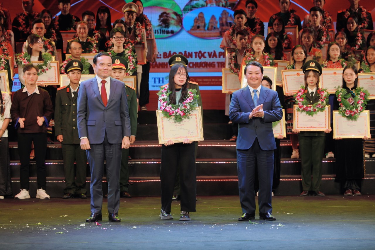 Tuyên dương 143 &quot;bông hoa&quot; học sinh, sinh viên, thanh niên DTTS xuất sắc năm 2023 - Ảnh 3.