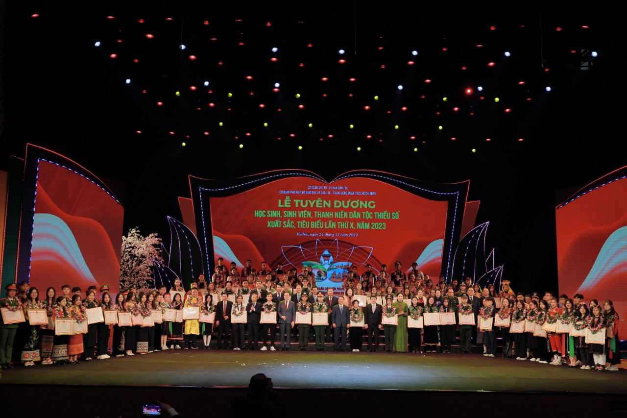 Tuyên dương 143 &quot;bông hoa&quot; học sinh, sinh viên, thanh niên DTTS xuất sắc năm 2023 - Ảnh 4.