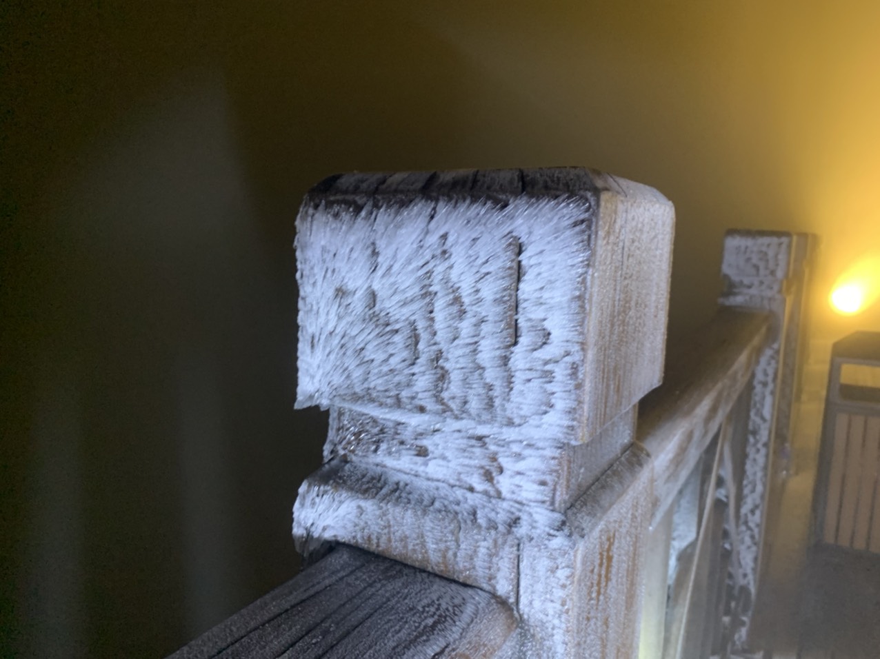 Băng giá tiếp tục phủ trắng trên đỉnh Fansipan - Ảnh 4.