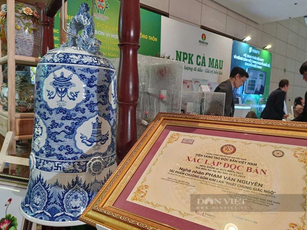 Khách bất ngờ, tò mò với chuông gốm độc bản Điêu Nguyên tại Hà Nội - Ảnh 2.