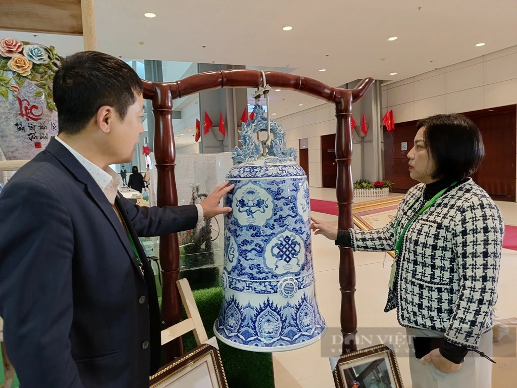 Khách bất ngờ, tò mò với chuông gốm độc bản Điêu Nguyên tại Hà Nội - Ảnh 4.