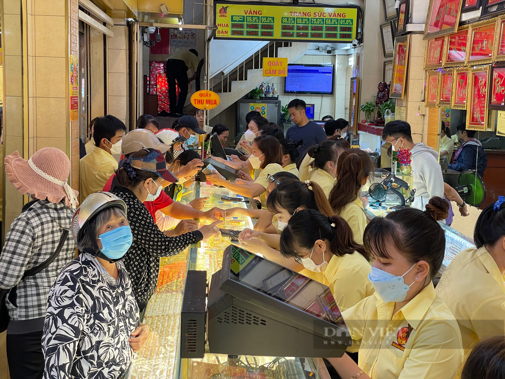 Người Sài Gòn đổ xô đi bán vàng, sốc khi chênh lệch giá mua - bán cao kỷ lục - Ảnh 2.